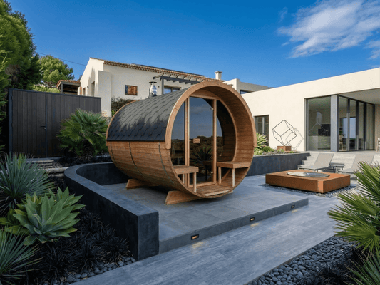 Sauna barril exterior Barrel 280 Deluxe da Saunamo num jardim moderno