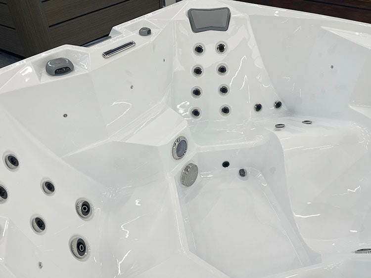 Jacuzzi Hydra 200, compact whirlpool bath.