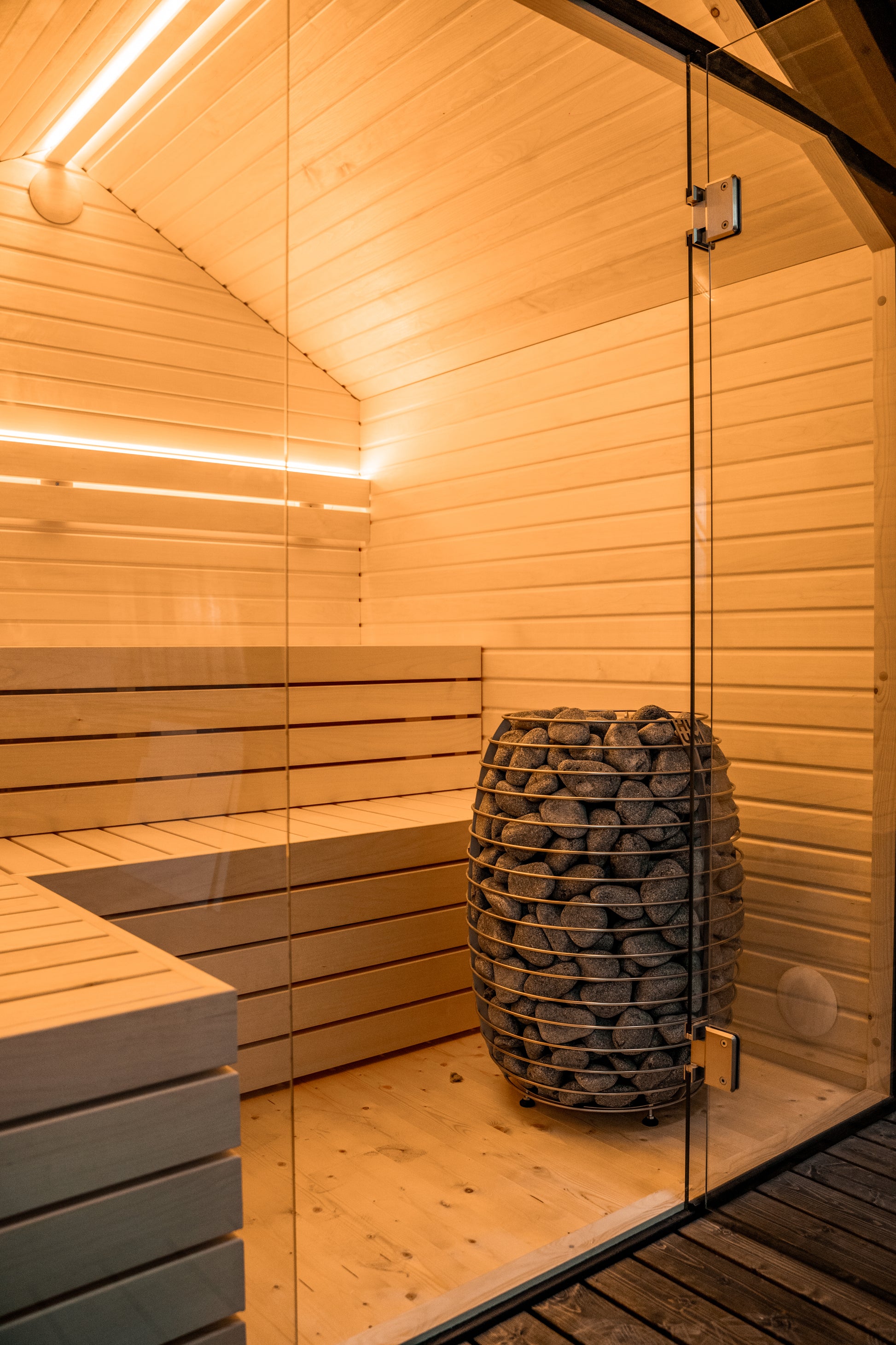 Saunamo Lumi: glass door in insulated outdoor sauna