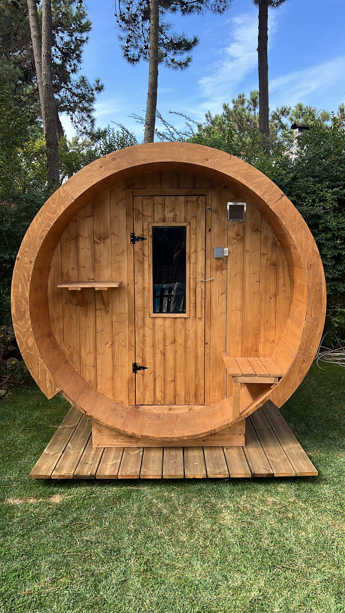 Outdoor sauna 230 in the shape of a barrel with door and window.