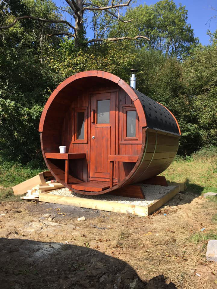 Outdoor sauna Saunamo Barrel 235 with cylindrical design and integrated terrace.