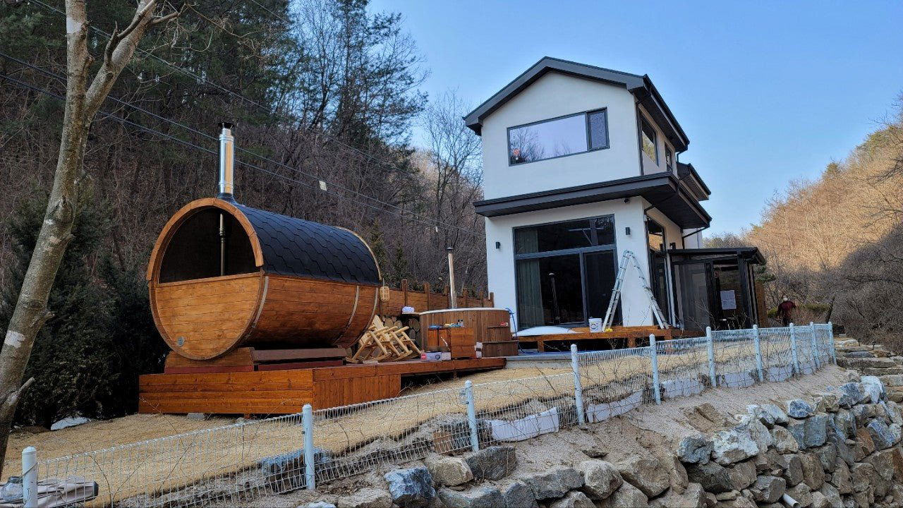 Outdoor sauna Saunamo Barrel 250 with terrace and benches.