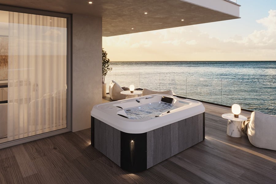 Jacuzzi Exterior Aurora 2 em deck com vista para água.