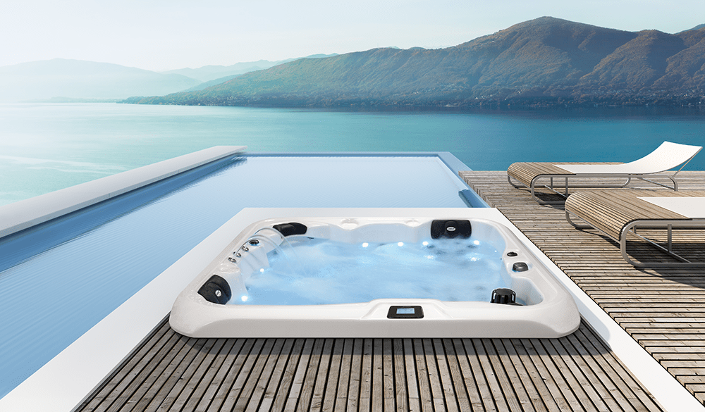 Jacuzzi Exterior Double 520 em deck com vista para a água.