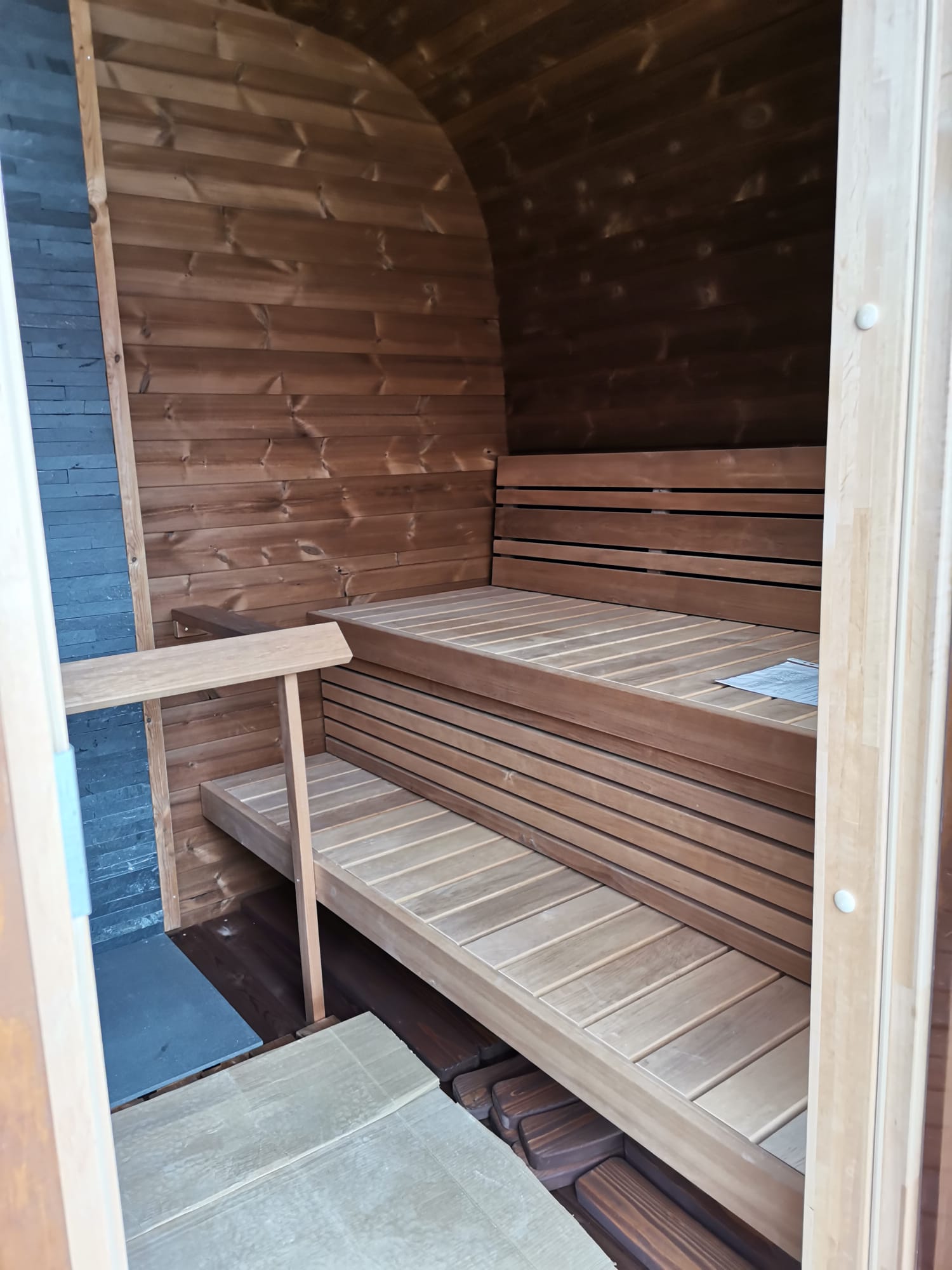 Sauna Saunamo Cubus with wooden benches.