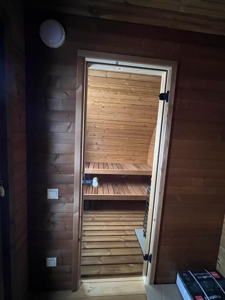 Glass door of the sauna Saunamo Hobbit 195 open.