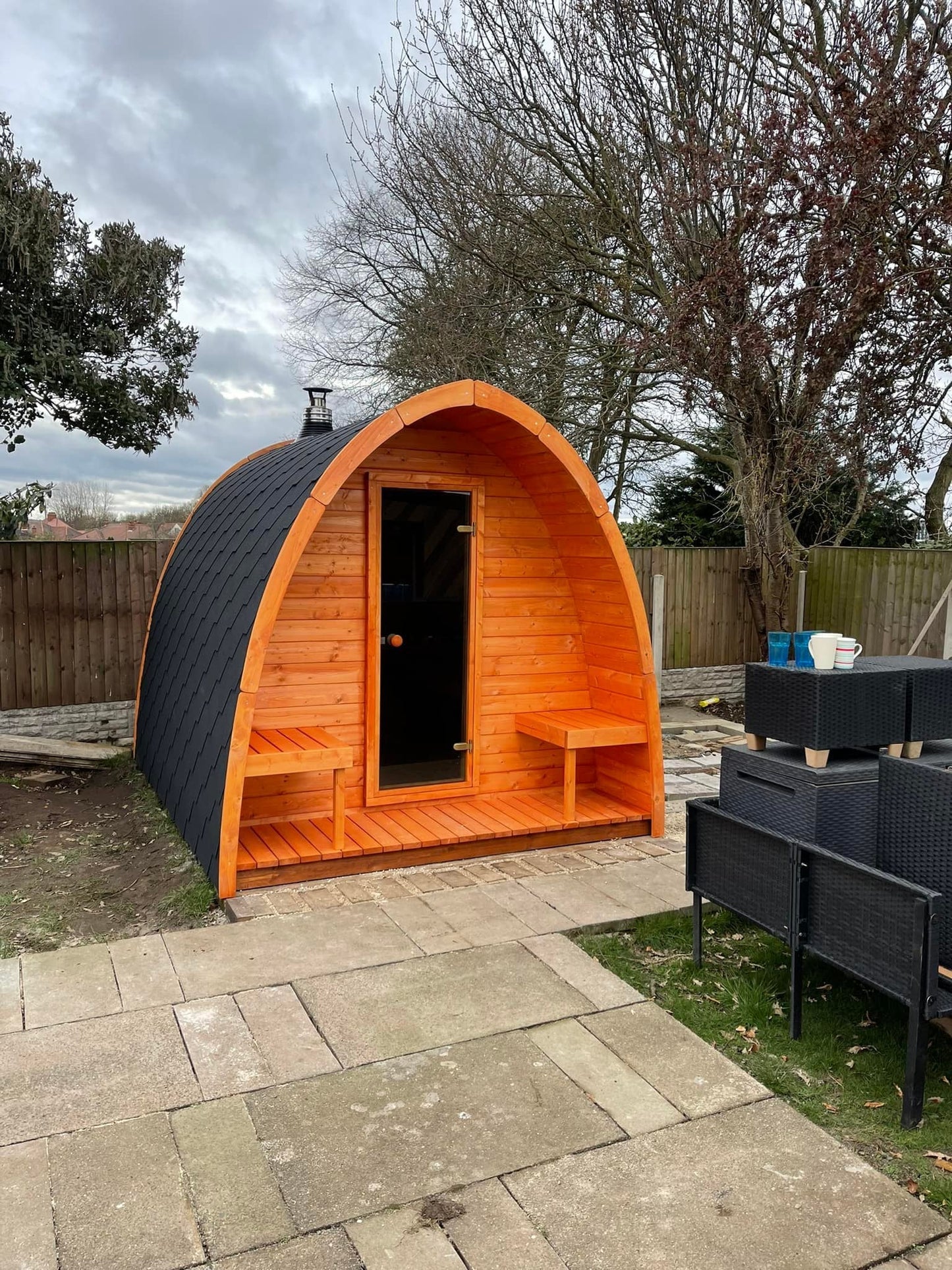 Wooden structure Saunamo Pod in a backyard.