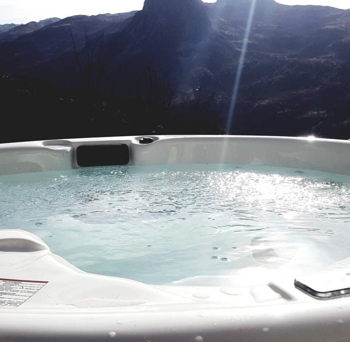 Hydromassage bath Saunamo Serena 210 with mountain views.