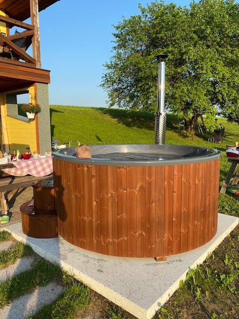 A person relaxing in the bathtub Saunamo Thermalux 220.